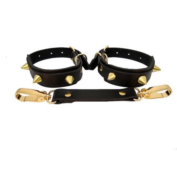 BRACELETES COM ENFEITES DOURADOS
